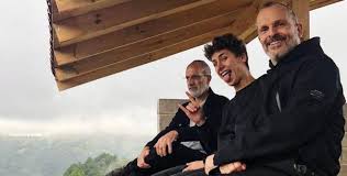 Esta es la vida en imágenes del ídolo musical, actor, icono de modernidad y chico y chica almodóvar. El Joven Youtuber Mexicano En El Que Se Apoya Miguel Bose Tras Su Ruptura Con Nacho Palau Famosos