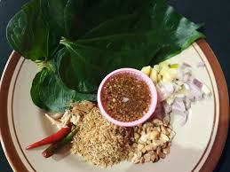 Hehe~ lain orang itu lain selera mereka. Jom Pi Perlis Miang Kham Makanan Dari Thailand Yg Terkenal Di Perlis Daun Kaduk Diadun Seperti Memakan Sireh Dengan Halia Bawang Limau Kelapa Yg Digoreng Cabai Kacang Tanah Goreng Dan Sos Istimewa