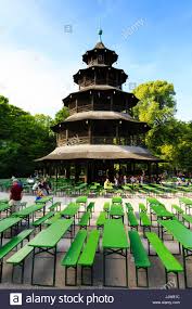 Mit seinen bächen, seen, wiesen und biergärten ist es der beliebteste treffpunkt zum relaxen in münchen. Der Chinesischer Turm Biergarten Chinesischen Turm Im Englischen Garten Munchen Bayern Deutschland Stockfotografie Alamy