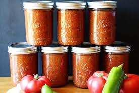 Les Conserves De Salsa Sont Une Tres Bonne Facon De Conserver Ses Tomates Fraiches Du Jardin Et D En Profiter Toute Canning Salsa Canning Recipes Salsa Recipe