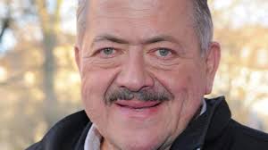 Check spelling or type a new query. Joseph Hannesschlager Im Hospiz Uberraschendes Foto Seinen Humor Hat Der Rosenheim Cop Hat Nicht Verloren News De