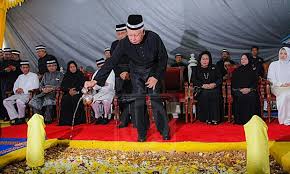Lina, mantan istri komedian sule, meninggal dunia. Najib Rosmah Ziarah Makam Almarhum Sultan Kedah Malaysian Update Berita Terkini Untuk Anda