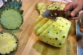 On le retrouve donc dans la préparation de plusieurs cocktails, pina colada et punch étant les plus célèbres. Comment Utiliser Le Jus D Ananas Pour Attirer La Chance Food Pineapple Fruit
