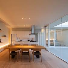 ワンルームのような快適空間 テラスでつながるお洒落な平屋 homify 家 住宅 リビングハウス