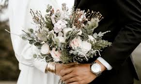 Μας άγγιξε η κρίση παντού κι έτσι για τους κοντινούς γάμους ο γαμπρός θα πηγαίνει πλέον με βέσπα! Gamoi Kai Baftiseis Xwris Moysikh Mega Tv