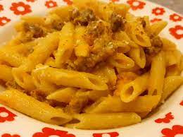Mentre la zucca cuoceva ho spellato la salsiccia e l'ho sbriciolata per bene con una forchetta, l'ho lavorata con la lama di un coltello in modo da ho distribuito dei fiocchetti di burro sulla superficie e ho infornato sotto il grill fino a quando la pasta con la zucca e salsiccia risulta ben gratinata. Ricetta Pasta Alla Zucca E Salsiccia Dolcidee