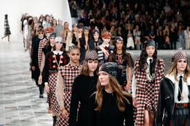 Le sfilate autunno inverno 2020 2021 hanno inaugurato la stagione del menswear, delineando in maniera netta quelle che saranno le nuove tendenze dell'abbigliamento maschile. La Sfilata Dior Autunno Inverno 2020 2021 Inaugura La Parigi Fashion Week Con Un Messaggio Femminista