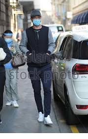 And then he said very nicely and politely to carlo ancelotti that … Mailand Simon Kjaer Zu Frau Elina Im Zentrum Simon Kjaer Verteidiger Von Mailand Und Kapitan Der Nationalmannschaft Von Danemark Geht Mit Seiner Frau Elina Gollert Durch Die Strassen Des Zentrums Stockfotografie