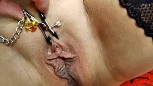 Mature bitch AimeeParadise tests nipple and clitoris clamps!