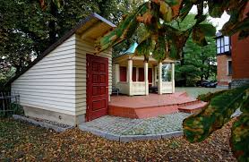 Diese sogenannten gartenschuppen bestehen meist nur aus zwei geschlossenen wänden und zwei offenen seiten und werden in der regel zum unterstellen von geräten, arbeitsmaterialien oder gartenmöbeln verwendet. Gartenhaus Als Wohnung Vermieten Garten Magazin