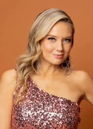 Savannah Guthrie is dressed in a sleeveless top today. It's Winter,  freezing, and no one else seems too hot in the studio to wear sleeveless  clothes. Does Savanah always have to dress