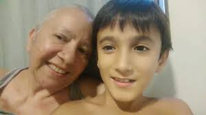 Sem cabelos por conta da quimio, foto mostra amor de Nancy pela vida