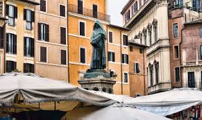 Bruno gikk inn for en panteistisk filosofi der gud var begynnelse, midte og slutt, og at universet var ett og det samme som det. The Statue Of Giordano Bruno In Campo Dei Fiori Wanted In Rome