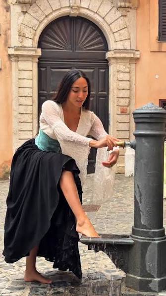images?q=tbn:ANd9GcQKHQ73CI5YcA2FM36WroU0jXAL1mJ9r2GMmFqcdi7uSliv8anc1Sy0Dio&s=10 Delia torna a parlare dopo le polemiche: tra Bella Ciao, il successo di Al Mio Paese e un'immagine ancora difficile da rilanciare