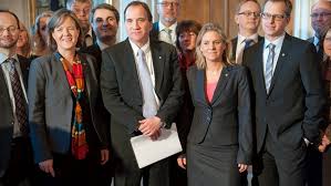 Den positiva är att det är en fråga om när, inte om, korthuset rämnar. Lofven Har Valt Sitt Lag Svd