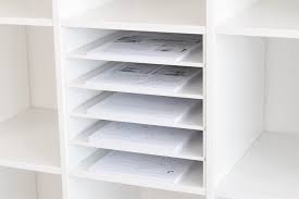 Ein regaleinsatz, unendlich viele anwendungsmöglichkeiten: 4 Aufraumtipps Furs Arbeitszimmer New Swedish Design