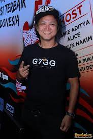 Vokalis steven & coconut treez, steven nugraha kaligis (tepeng) dikabarkan telah meninggal dunia pagi tadi, selasa (22/6/2021) pukul 07.30 wib. Galeri Foto Tepeng Steven Coconut Foto Terbaru Foto Populer Kapanlagi Com