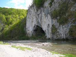 Resursele atractive ale pesterii, lunga de peste 500 m sunt cavernamentul grandios cu portalul inalt de 30 si lat de 20 m, vestigii arheologice, sala de intrare lunga de 146 m urmati de alti 350 m cu o morfologie austera, cu prabusiri de blocuri. Ce Faceti Duminica La Pestera Unguru Mare Din Suncuius Puteti