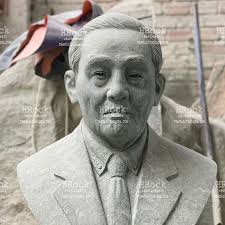 Tượng Chân Dung Bán Thân Bằng Đá