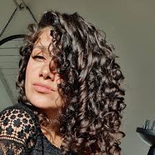 Des produits cousins très complémentaires. 9 Regles D Or Pour Cheveux Boucles Au Naturel Ninaturelle