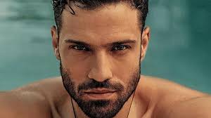 Τα χνάρια ακολουθείς μιας ζωής χαμένης. O Kwnstantinos Argyros Pozarei Me Magio Kai Entypwsiazei Me To Kormi Toy Fwto