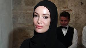 Arka Sokaklar In Yildizi Gamze Ozcelik In Kardesi Herkesi Saskina Cevirdi Arka sokaklar adli efsane polisiye dizide zeynep karakteri olarak boy goesterdi. arka sokaklar in yildizi gamze ozcelik