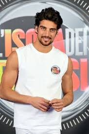 Malena seduce simone e lui… travolta da un'incontenibile passione malena è tornata infatti alla carica con simone susinna. Simone Susinna Al Top Per L Isola Dei Famosi M Il Magazine