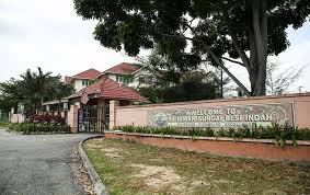 Pada waktu itu, hanya kelas tahun 1 hingga 5 sahaja dibuka dengan jumlah kelas sebanyak 15 buah dan murid tidak sampai 400 orang. Sg Besi School Damaged Foto Astro Awani