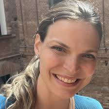 Dra. Ana Caroline Alonso Geriatra, Especialista em clínica médica,