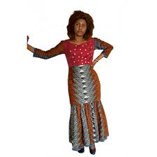 Au départ je voulais écrire un article sur le pagne. Longue Robe En Pagne Africain Manche Longue Avec Du Tissus Rouge Devant Et Des Perles Taille L