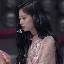 Instead she is someone who is naturally swarthy, as many koreans are, putting forth her impression of light skin. Tzuyu Aesthetic Black Tzuyu Aesthetic Selebritas Gadis Cantik Gadis