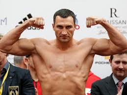 Martin maciej 24.06.2016, 16:55 3. Schwergewichtsweltmeister Wladimir Klitschko Lasst Beim Wiegen Vor Dem Kampf Gegen Alexander Powetkin Die Muskeln Spielen Fot Schwergewicht Sportlich Meister