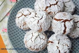 Beurrer un moule rond.verser le yaourt dans un saladier et ajouter dans l'ordre en mélangeant bien avec une cuillère en bois : Ghoriba Aux Cacahuetes Et A La Noix De Coco Aux Delices Du Palais