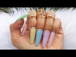 Las uñas decoradas siguen siendo una tendencia de moda hoy en día y hoy en nuestro blog queremos mostrarles si eres una persona que le gusta tener un estilo suave y delicado es una buena idea utilizar colores de esmalte pasteles que te daran la. Disenos De Unas Acrilicas De Colores Pasteles Diseno De Unas