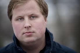 Et mageplask i et tomt basseng