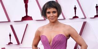 Halle berry's latest instagram look is as hot as it gets. Halle Berry Reveals She No Longer Has A Bob Photos