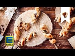 Probieren Sie Mal Eine Susse Variante Des Traditionellen Knuppel Oder Stockbrots Unser Rezept Fur Schoko Stockbr In 2020 Stockbrot Rezept Stockbrot Lebensmittel Essen