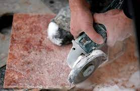 Wichtig beim schneiden von glas oder fliesen ist immer ein tropfen öl auf das schneidrädchen zu geben und einmal richtig durchzuziehen. Fliesen Richtig Schneiden Myhammer