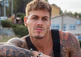 Chris Diamond mostra il pisellone in erezione in piscina - BitchyX