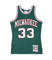 Get all the very best milwaukee bucks jerseys you will find online at www.nbastore.eu. Mitchell Ness Milwaukee Bucks 1970 71 Kareem Swingman Jersey Green Moda3