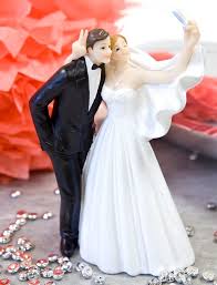 Petite galerie de figurines de mariage (vous savez, celles qui trônent au dessus de la pièce montée) plutôt originale. Figurine Mariage Selfie X1 Ref Suj4960