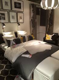 Le Reve Une Descente De Lit Tendre Pour Commencer La Journee En Douceur Les Gros Poufs En Pied De Lit Le Linge De Lit Cocooning Tons Gris Et Prune Idee Ike