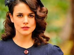 Sira Quiroga Abrigo Azul El Tiempo Entre Costuras Capitulo 8 Via Http Www Antena3 Com Series El Tiempo Entre C Tiempo Entre Costuras Pelo Vintage Peinados