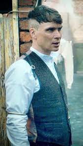 Il taglio di capelli della nota serie tv sta davvero spopolando tra i giovani. Cillian Murphy As Thomas Shelby Peaky Blinders Peaky Blinders Hair Peaky Blinder Haircut Tommy Shelby Hair