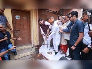 जिस घर में जन्मे, छोटे से बड़े हुए, खेले-कूदे...,' कहते-कहते भावुक हुए सीएम डॉ. यादव, अपने ही घर पर आखिर क्यों चलाई गैंती?