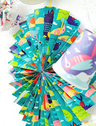 Diy Mini Pompoms Papier Rosetten Becher Lichterkette Und Ein Kleiner Heissluftballon Basteln Mit Papier Rosetten Diy Kreative Ideen