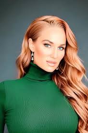 Amy Kenyon's Instagram, Twitter & Facebook