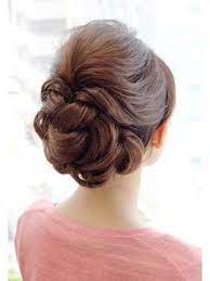 結婚式の髪型で セミロングのヘアアレンジを特集 人気のヘアセット画像と美容院をご紹介しています 他にも ハーフアップや編み込みなどの人気ヘアセット や 自分で簡単にヘアセットできる髪型動画も また 結婚技研は 結婚式二次会お呼ばれゲストの服装 余興