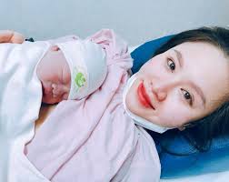 Nữ diễn viên mang bầu vẫn dọn nhà, leo cầu thang chục tầng