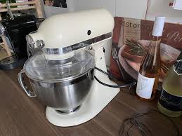 Frosted pearl has a 4.8l frosted glass bowl but excludes the extra 3l bowl, flex edge beater and plastic pouring shield. Kuchenmaschine Kippbarer Motorkopf 4 8l Artisan Premium 5ksm185ps Offizielle Website Von Kitchenaid